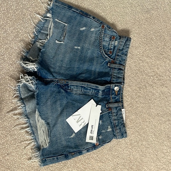 Zara high rise shorts. These have never been worn before and still has the tag - Picture 1 of 3